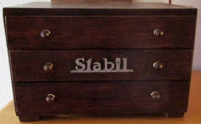 Holzkasten mit Stabil-Logo